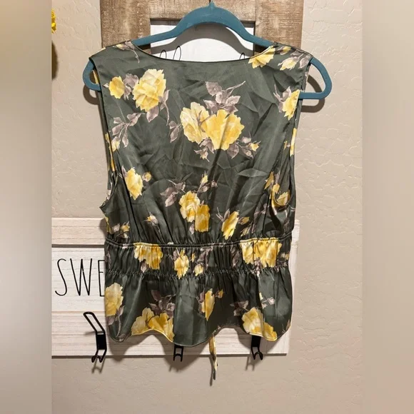Wayf Floral Green Sleeveless Top - Picture 8 of 8